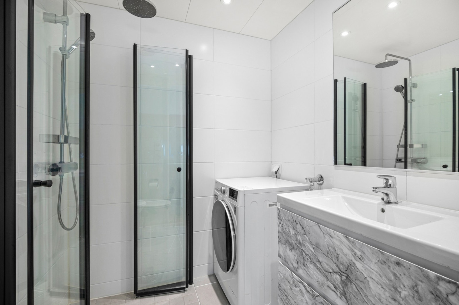 Pent flislagt bad med opplegg for vaskemaskin og varmekabler i gulv. Galleribilde