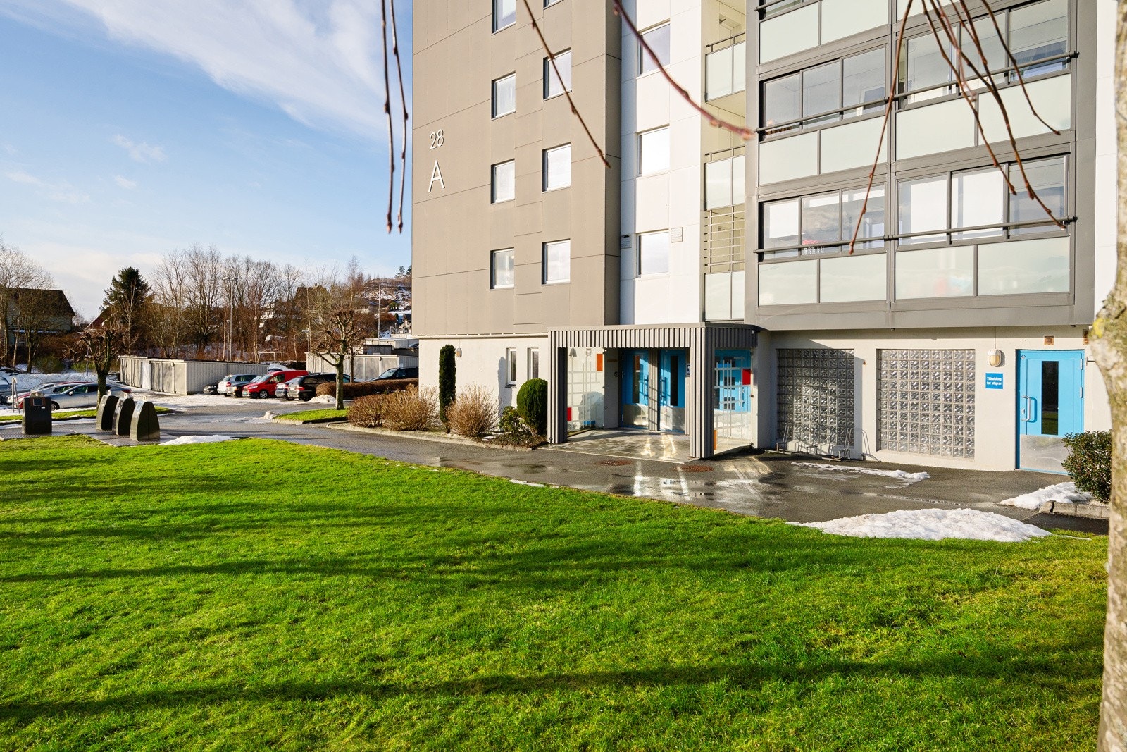 Parkering skjer like utenfor blokken. Det er mulighet for el-bil lading. Det er også bussholdeplass i umiddelbar nærhet. Galleribilde