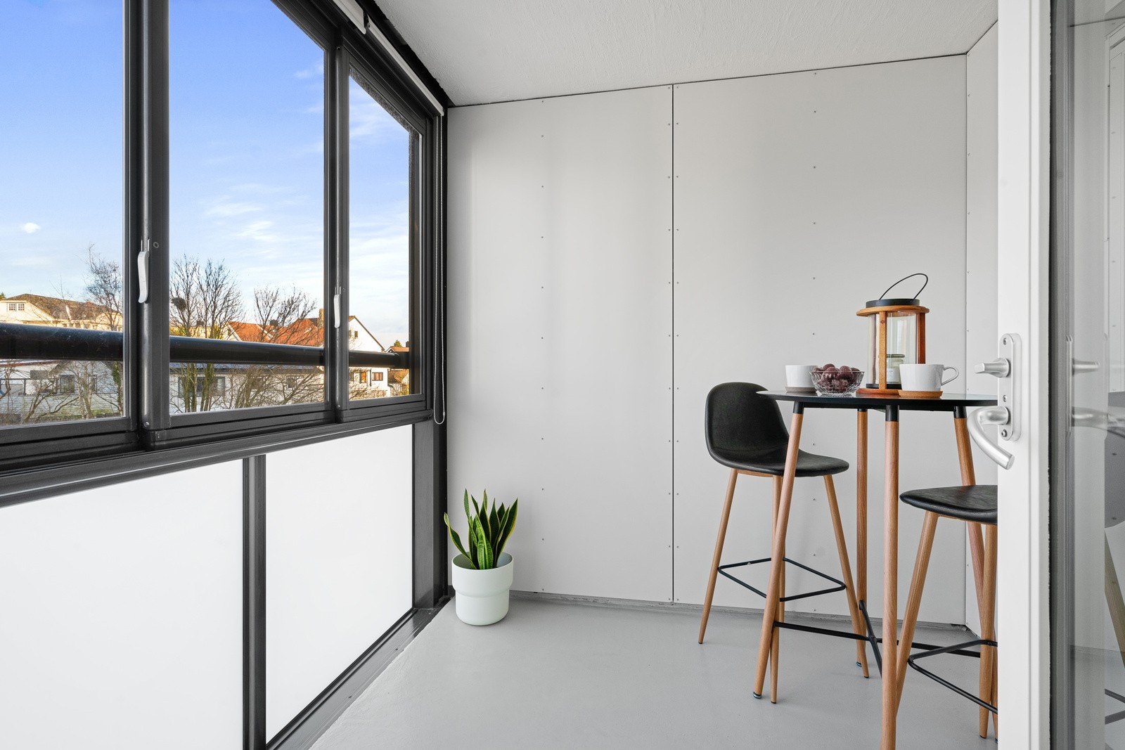 Balkongen kan benyttes hele året og her kan man nyte kveldssolen. Galleribilde