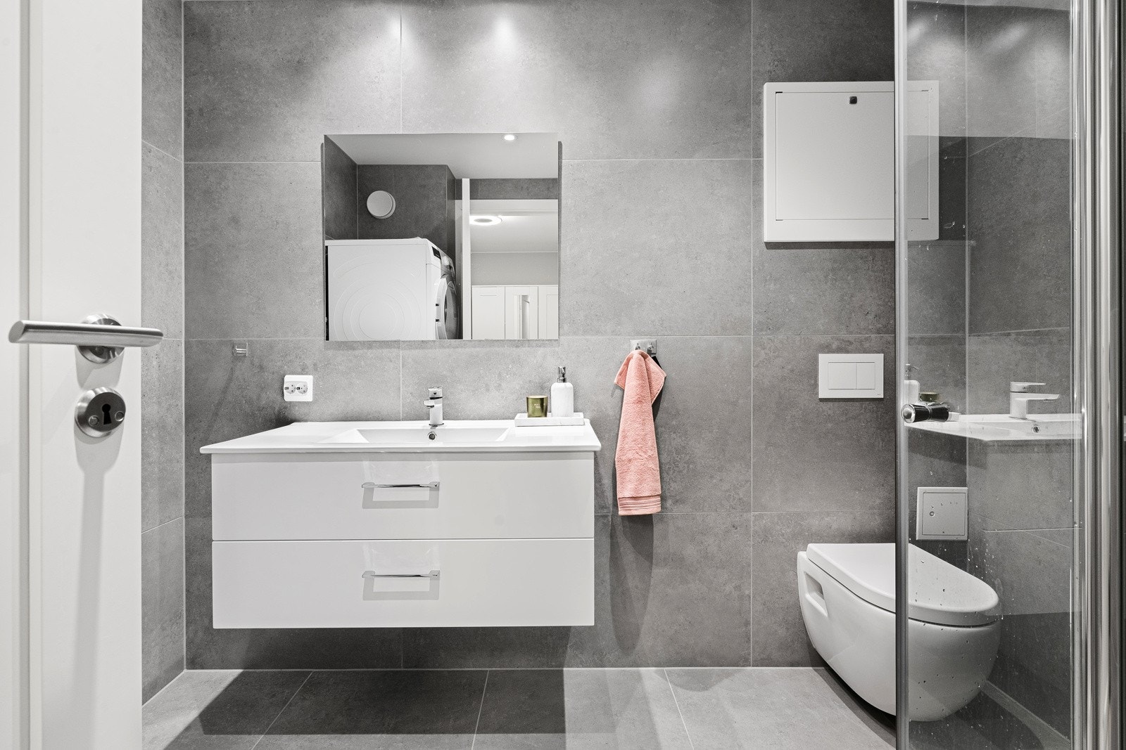 Nyere helfliset bad med 60cm x 60cm fliser og varme i gulv Galleribilde