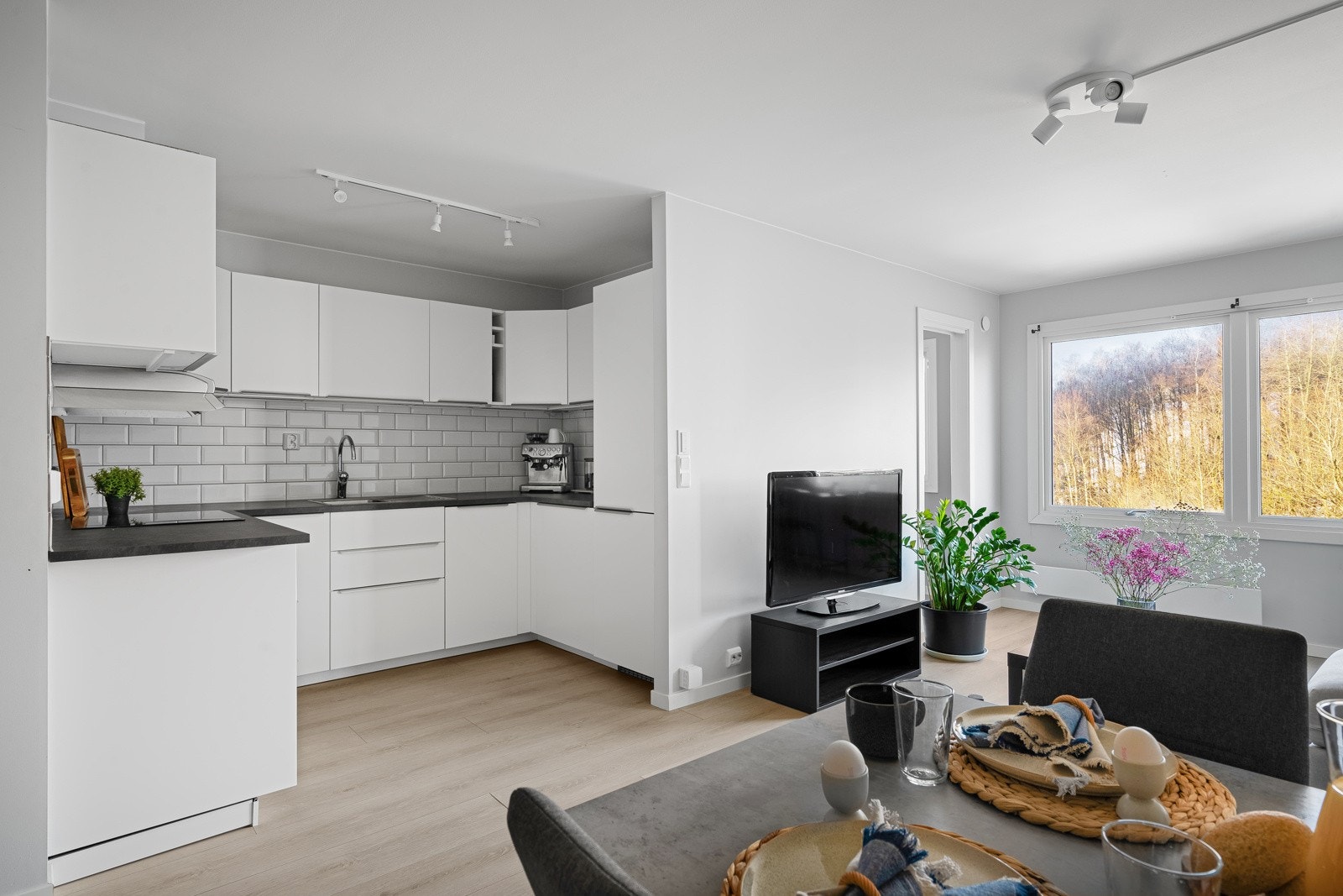 Pen og tidløs kjøkkeninnredning med god skap- og benkeplass og smarte løsninger Galleribilde