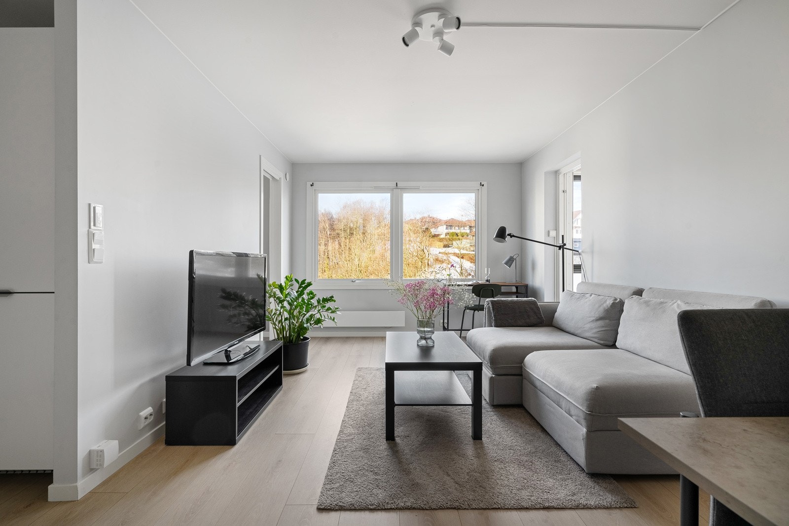 Velkommen inn! Dette er en lekker leilighet med gjennomført god standard. Galleribilde