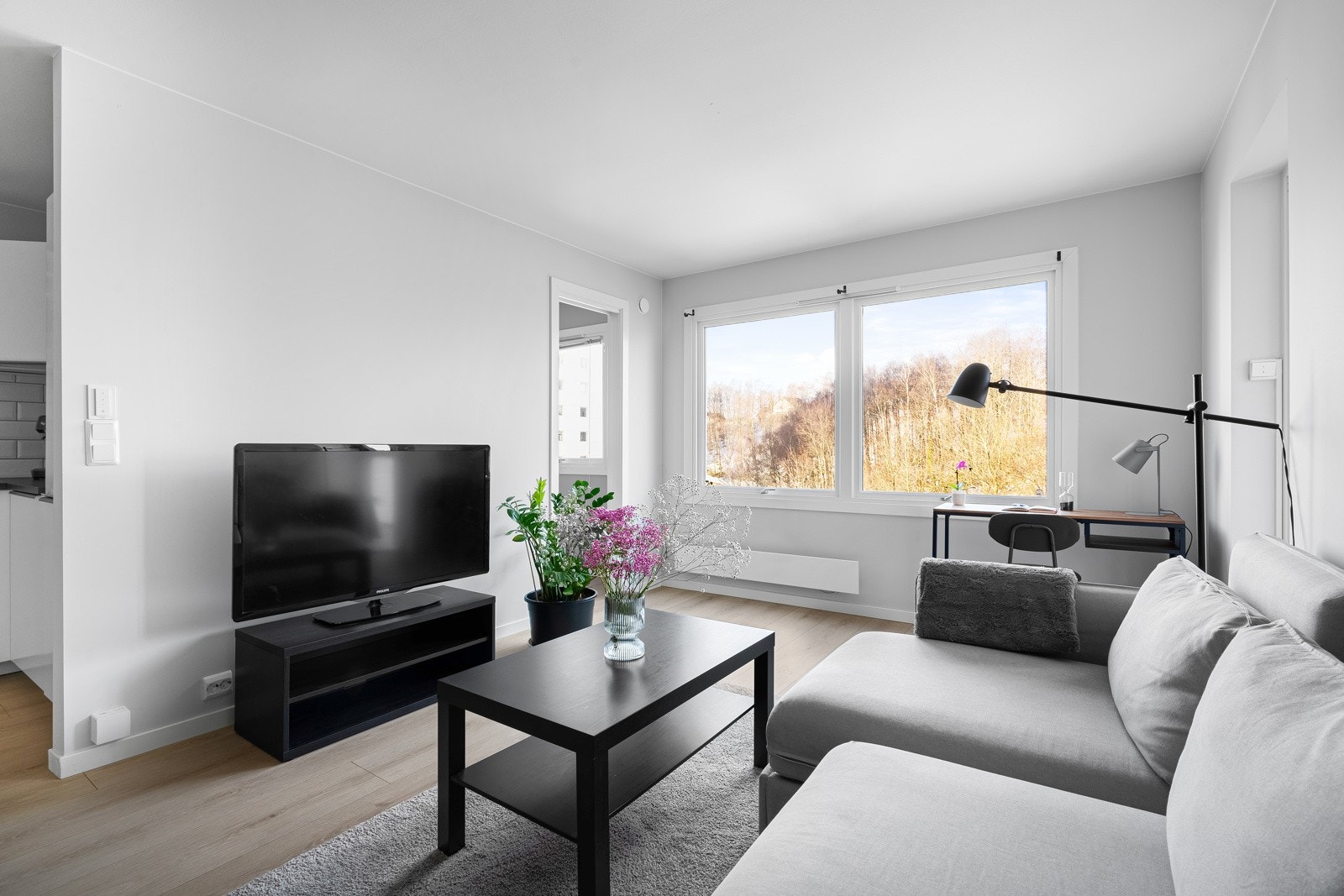 Stue/Kjøkken i åpen løsning, dette kombinert med store vindusflater skaper en luftig atmosfære. Galleribilde