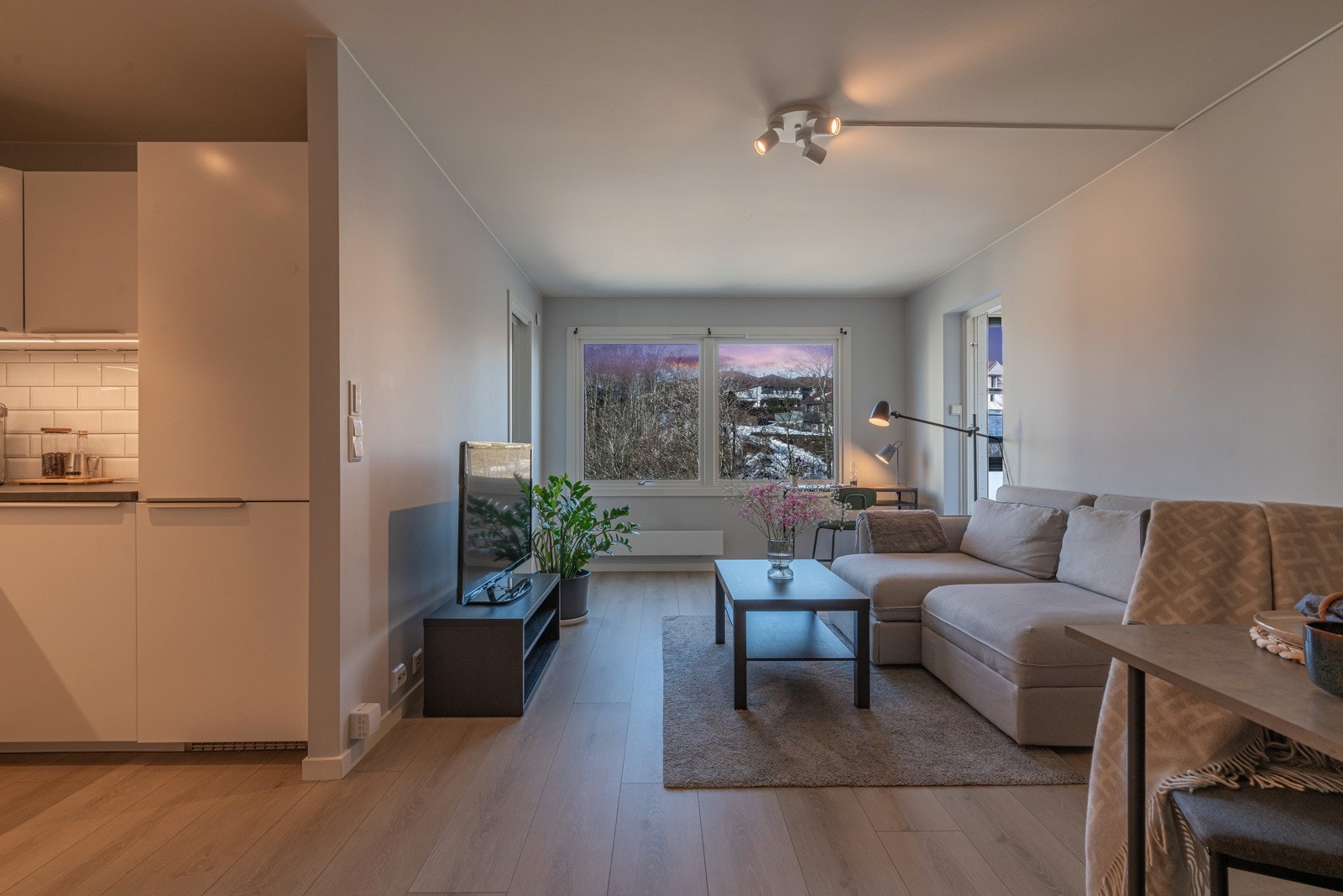 Leiligheten ligger i byggets 6. etasje og inneholder entré, bad, kjøkken, stue, soverom og rom. Galleribilde