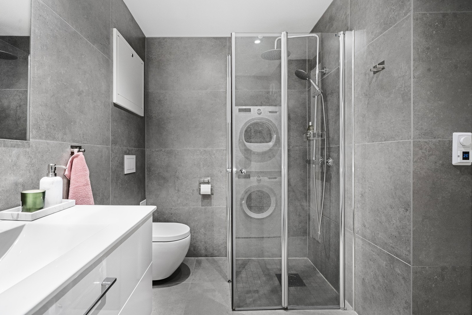 Leiligheten er vesentlig oppusset i 19/20 og fremstår som strøken og innflytningsklar. Galleribilde