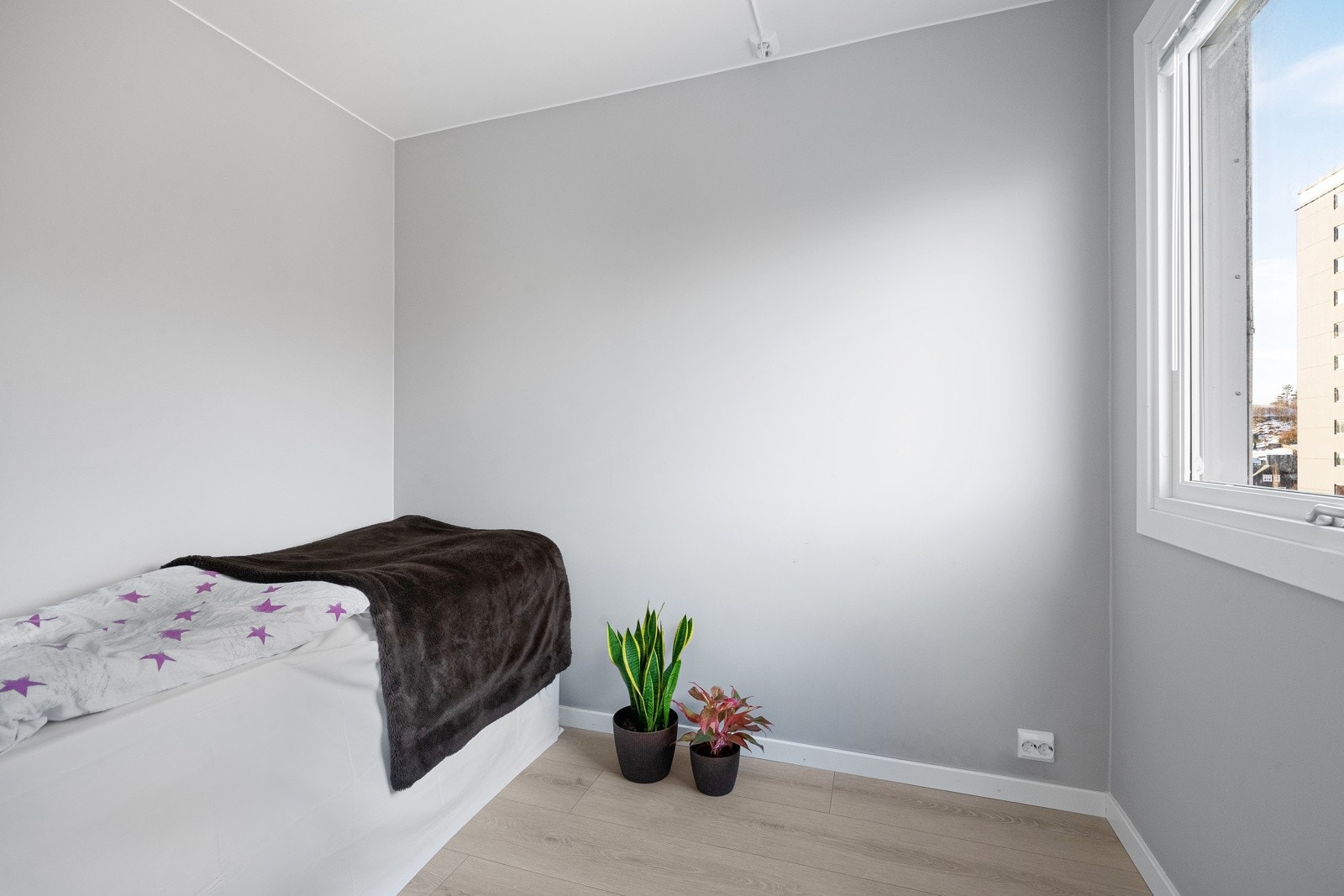 Fra stuen er det tilkomst til rom med flere innredningsmuligheter. Selger har i dag benyttet rommet som gjesterom. Galleribilde