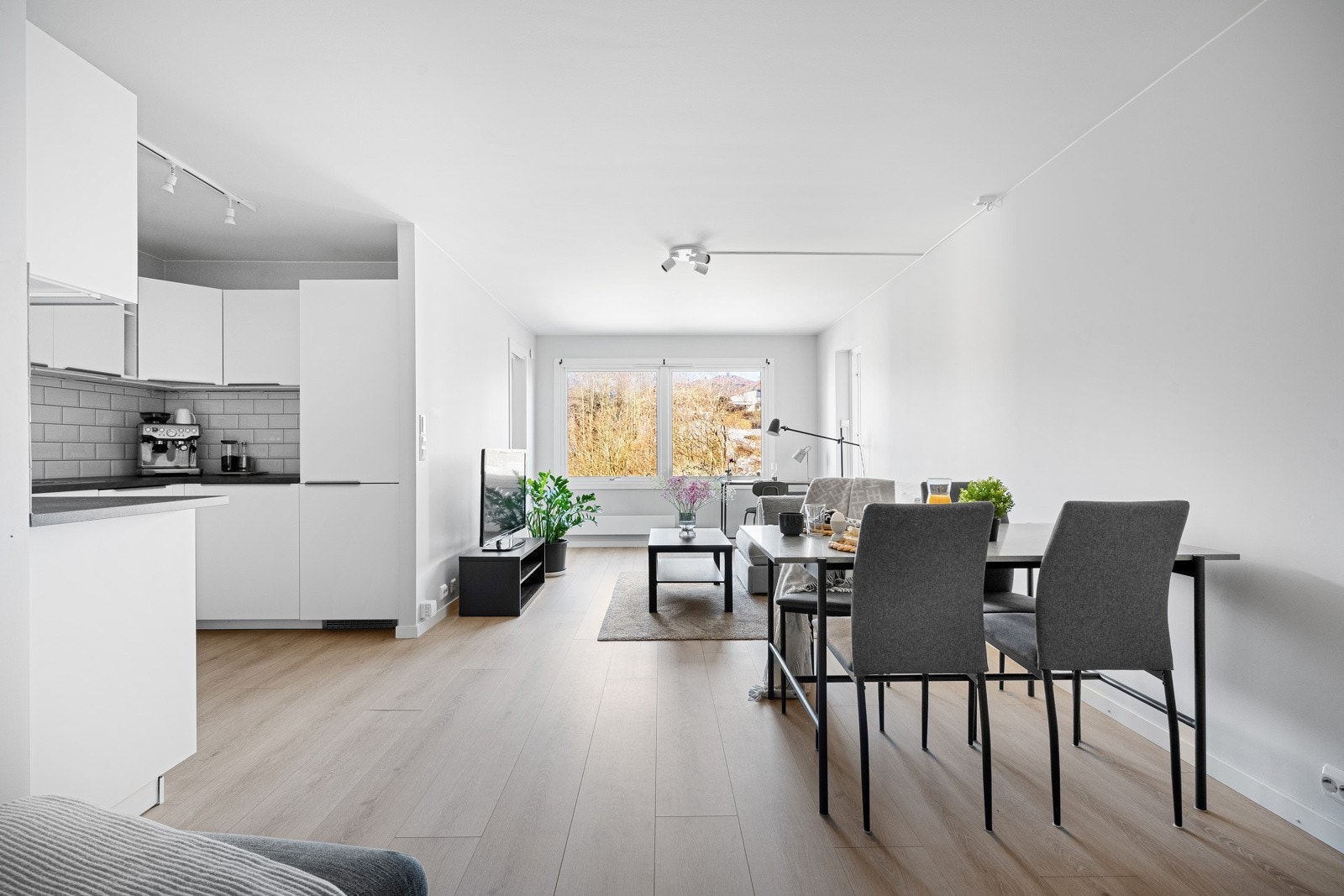 Stuen kan enkelt innredes med sofakrok og spisegruppe. Galleribilde