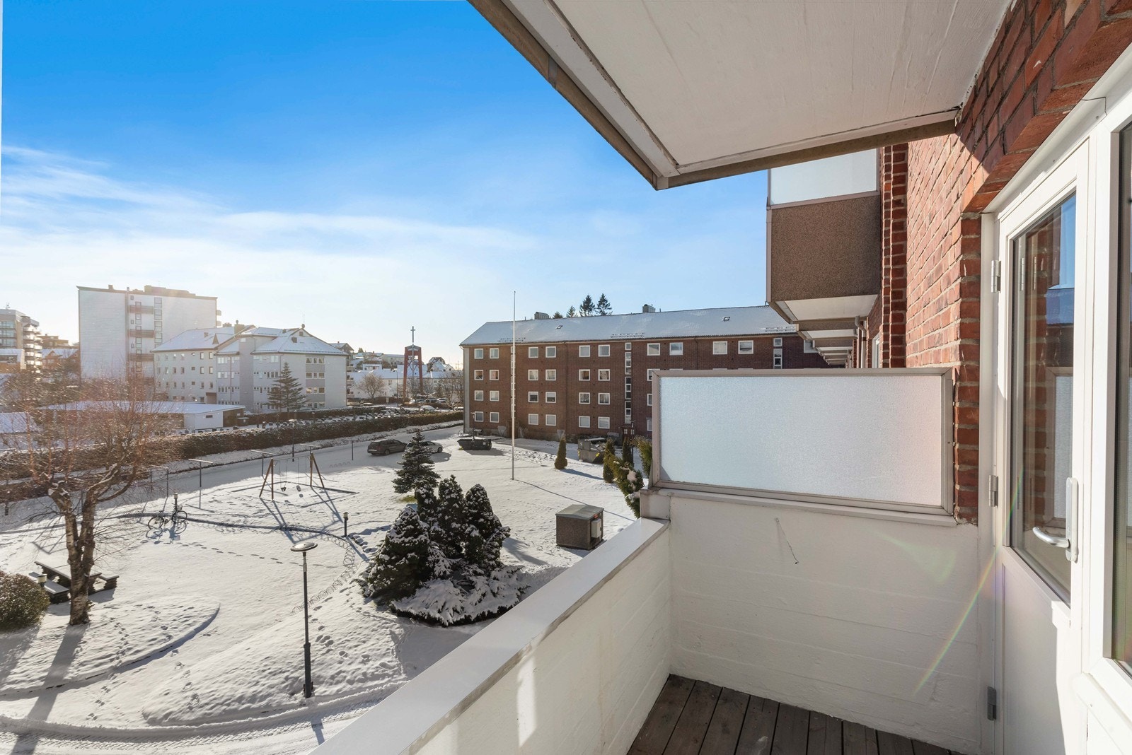 En flott 3-roms andel beliggende i 3. etg. på hjørne med nyere kjøkken og utgang til solrik balkong. Galleribilde