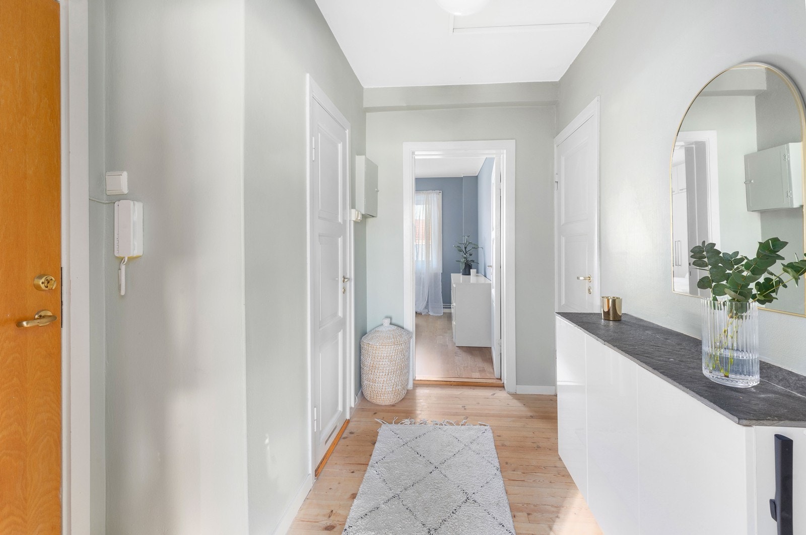 Kommode/hyller på vegg medfølger salget. Galleribilde