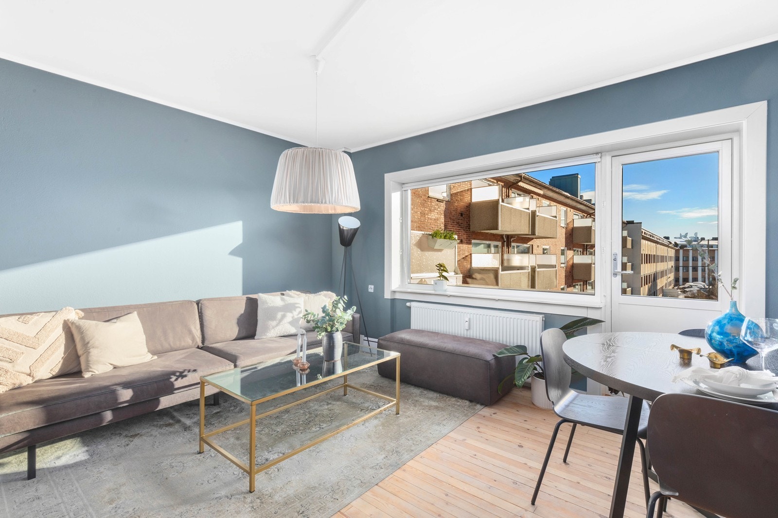 Stue med god plass til både sofagruppe og spisebord. Galleribilde
