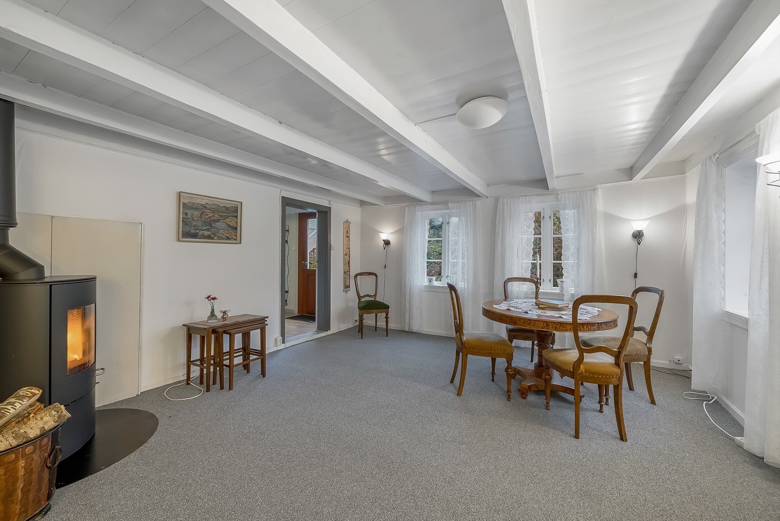 Klassisk detalj som bjelker i tak får fram boligens opprinnelige tidsepoke. Galleribilde