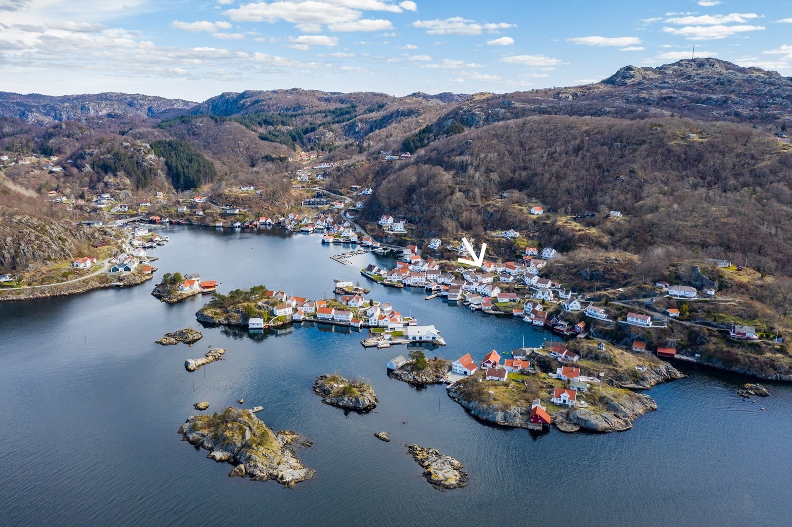 Rasvågveien 333 ligger idyllisk til på Rasvåg på den vakre øya Hidra! Galleribilde