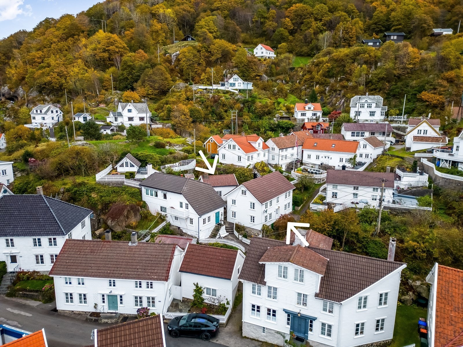 Eiendommen ligger blant eldre hvitmalte sørlandshus og består av enebolig og bryggerhus. Galleribilde