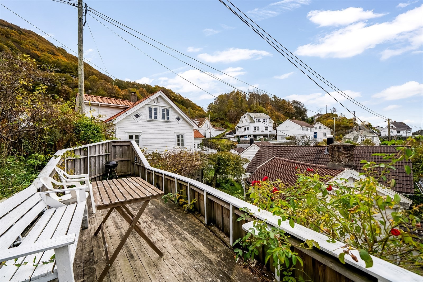 Terrassen er anlagt på en liten høyde som gir god utsikt! Galleribilde