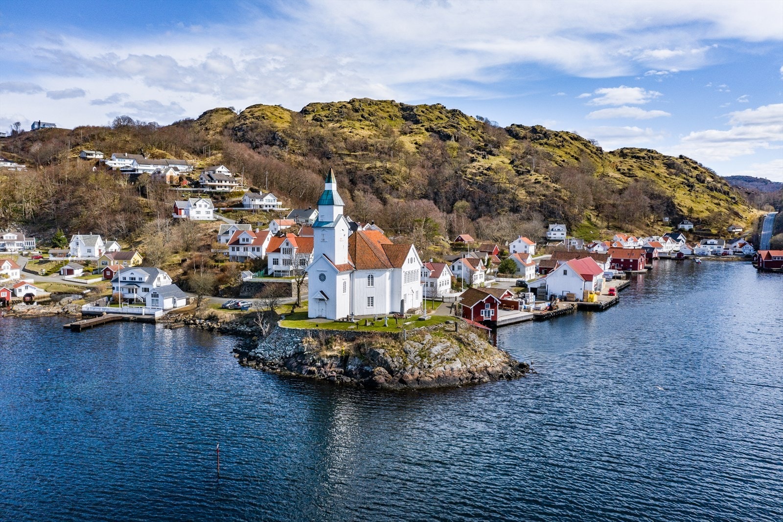 Her finner du bl.a. stor gjestehavn, fiskemottak, restaurant, matvarebutikk og postkontor Galleribilde