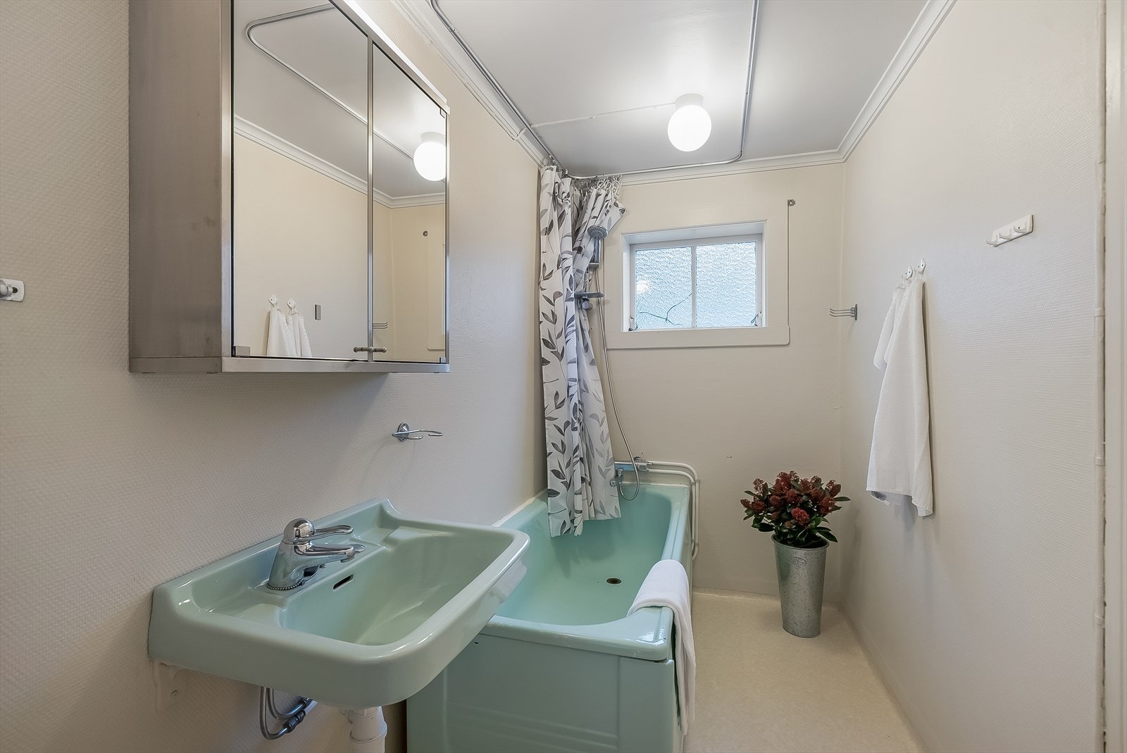 Baderomsinnredningen består av badekar med dusj og servant med speilskap. Galleribilde