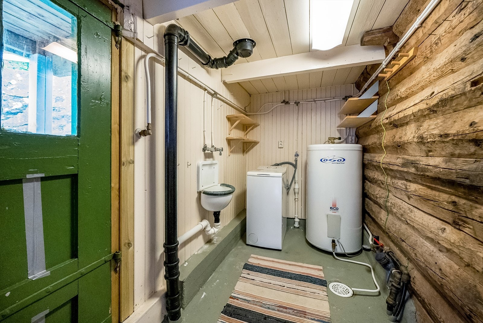 Like innenfor kjøkkenet finner du bod/vaskerom m/bi-inngang. Varmekabler i gulv. Galleribilde