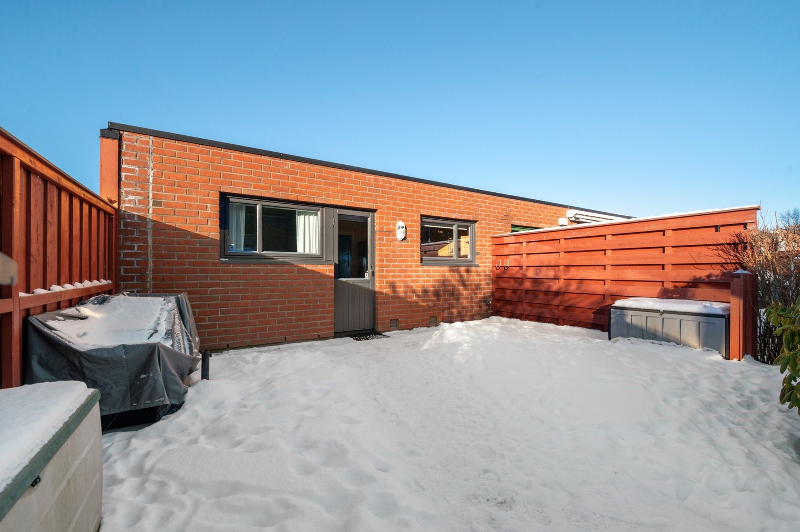 Terrassen bak boligen er på 29 kvm. Galleribilde