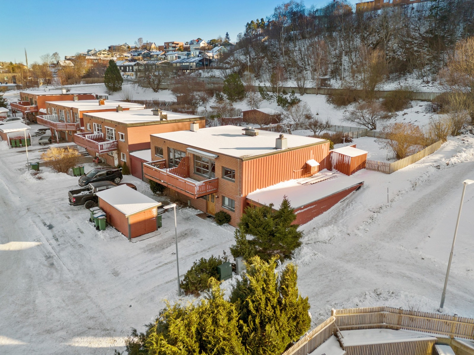 Her kan du glede deg over nærheten til viktige fasiliteter som barnehage, barneskole og dagligvarebutikk som alle ligger bare noen få hundre meter unna. Galleribilde
