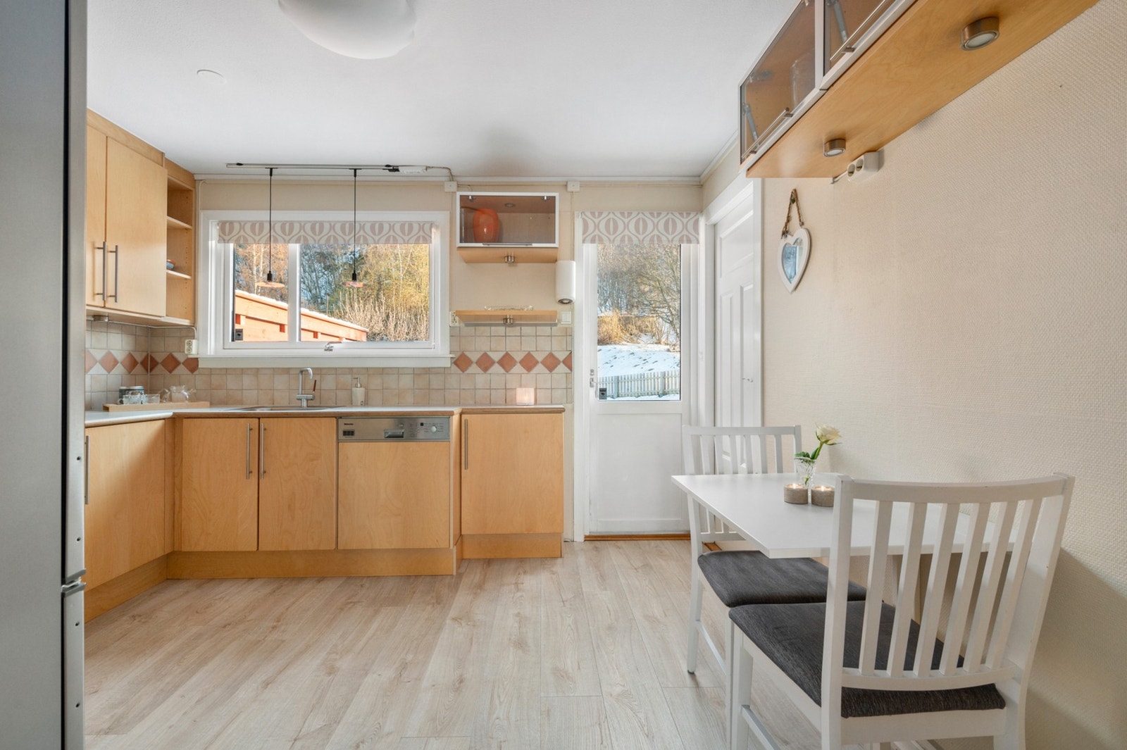 Fra kjøkkenet har du utgang til terrassen bak boligen. Galleribilde