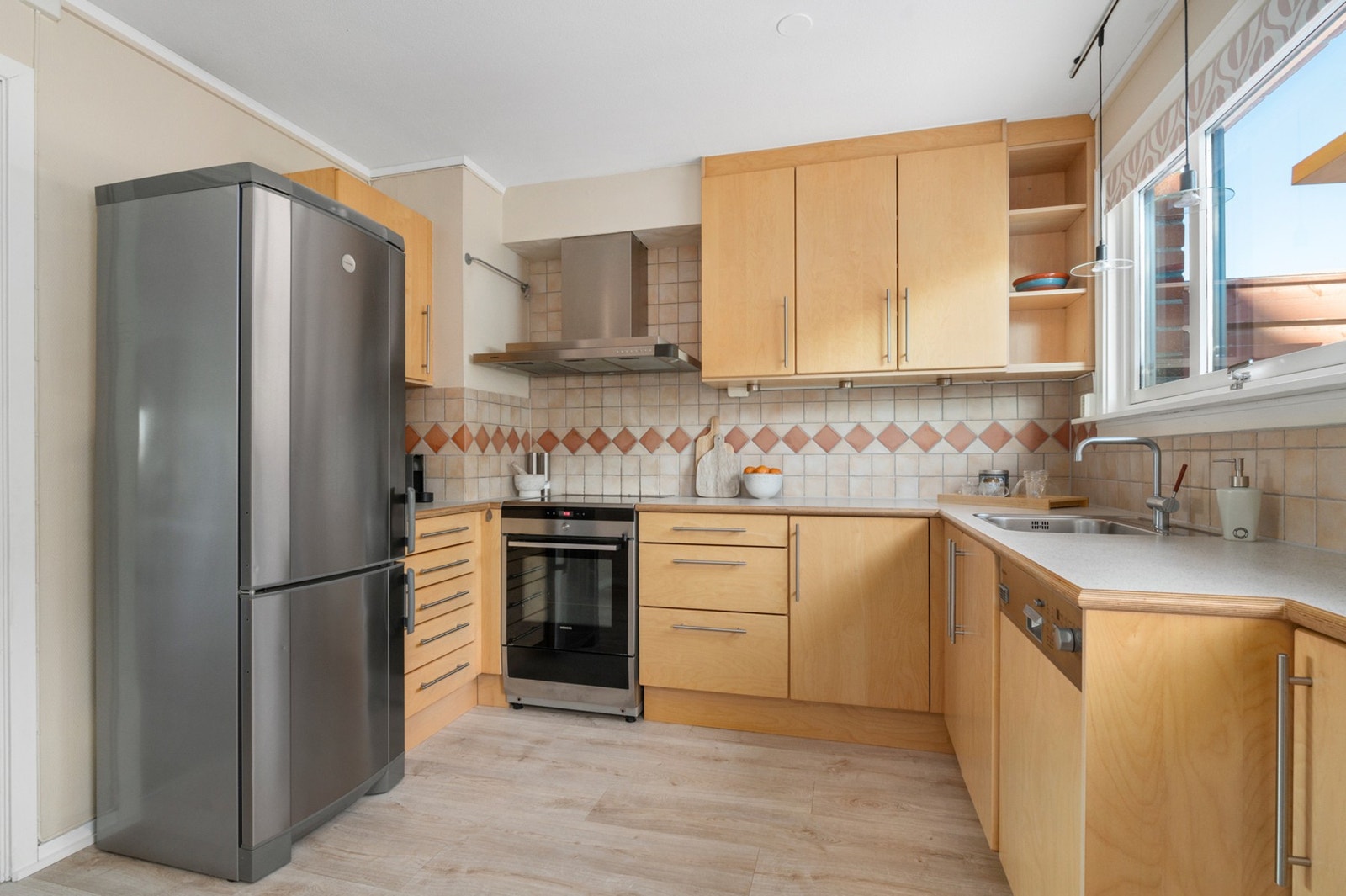 Innredning med glatte fronter og laminert benkeplate. Galleribilde
