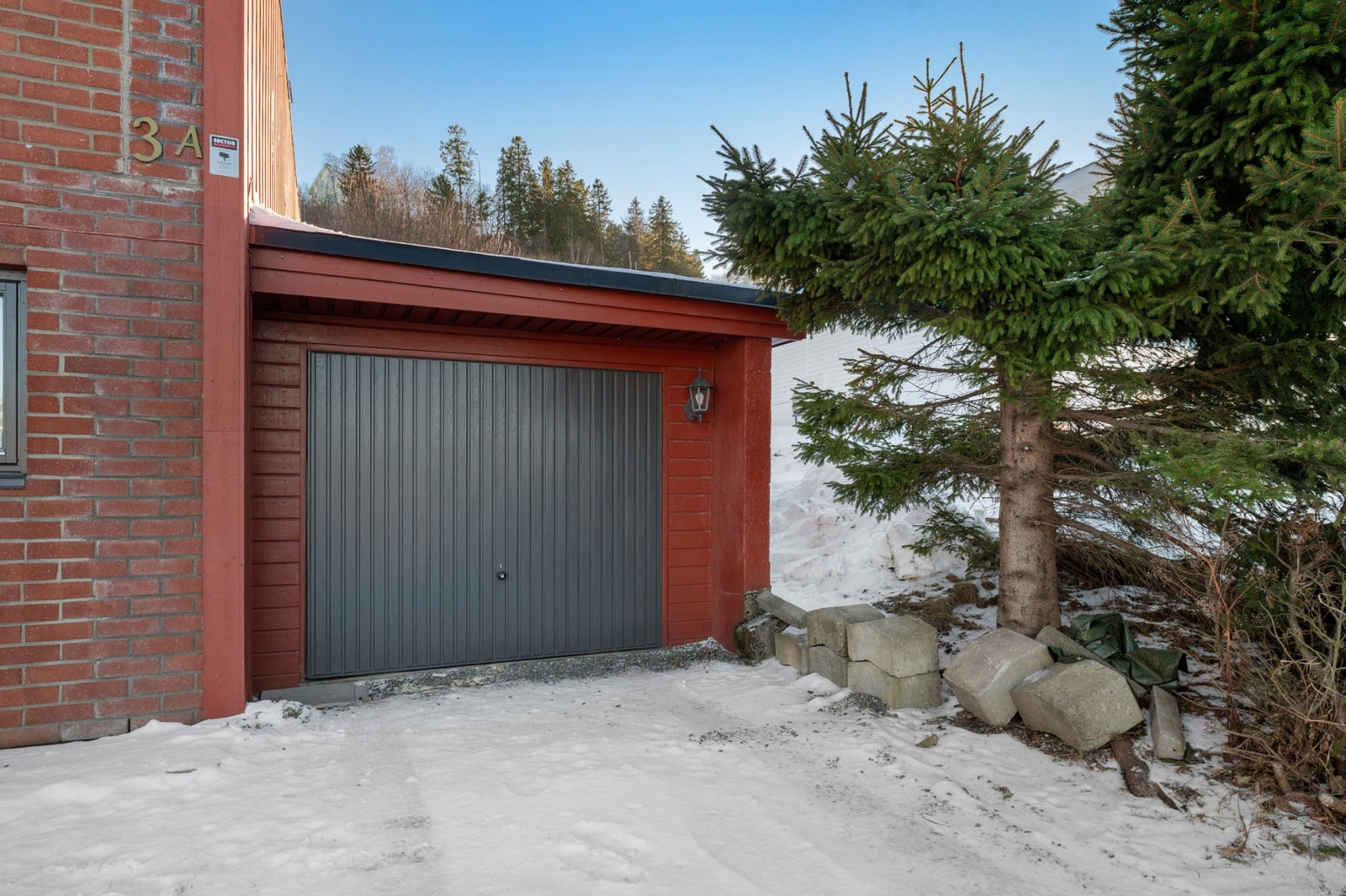Parkering i garasje samt på egen tomt. Galleribilde