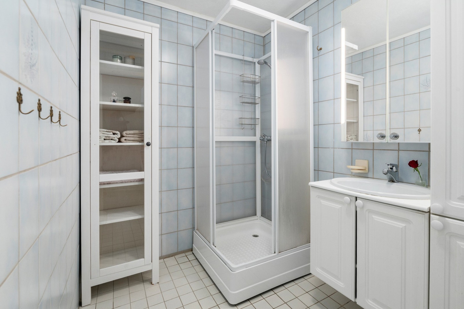Badet er utstyrt med dusjkabinett. Gulvvarme som varmekilde. Galleribilde