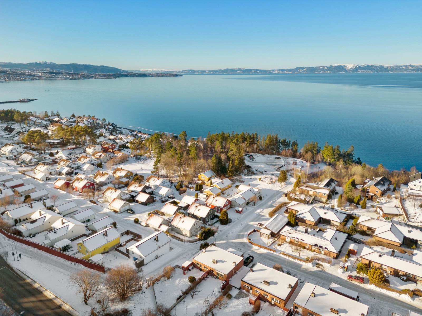 Like over gaten fra eiendommen kan man finne ATB bussholdeplass som har hyppige avganger til Trondheim og Stjørdal. Galleribilde