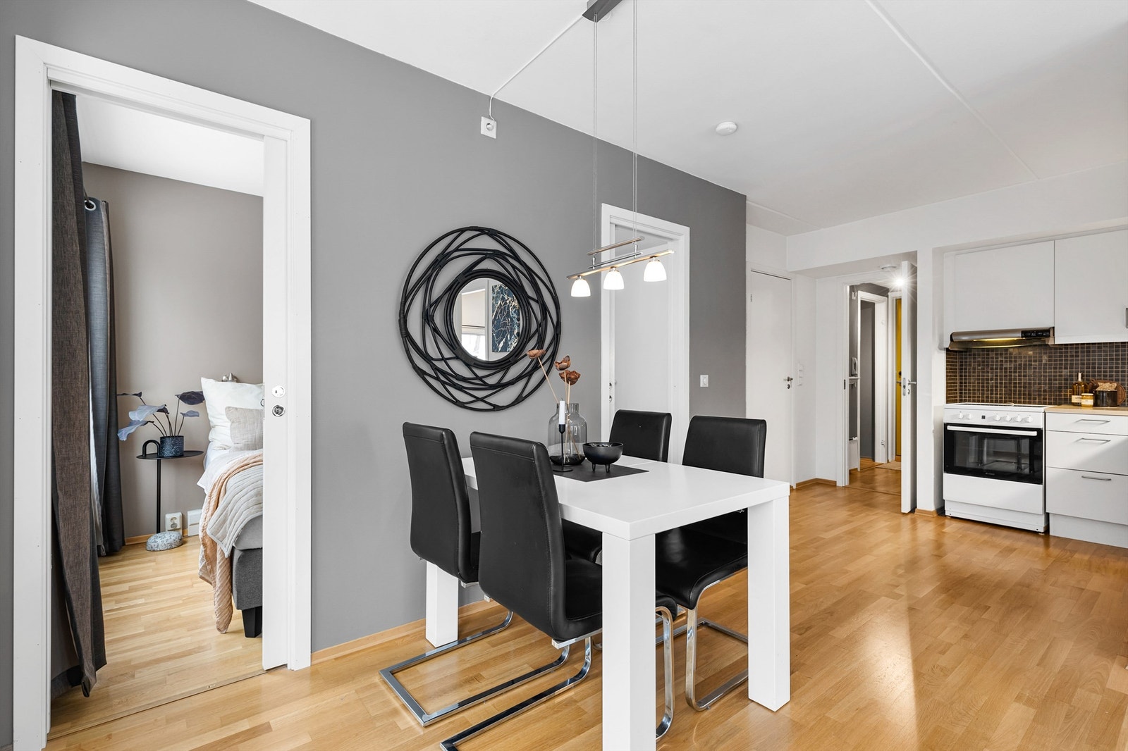 Mot soveromsveggen er det en naturlig sove for plassering av spisebordet. Galleribilde