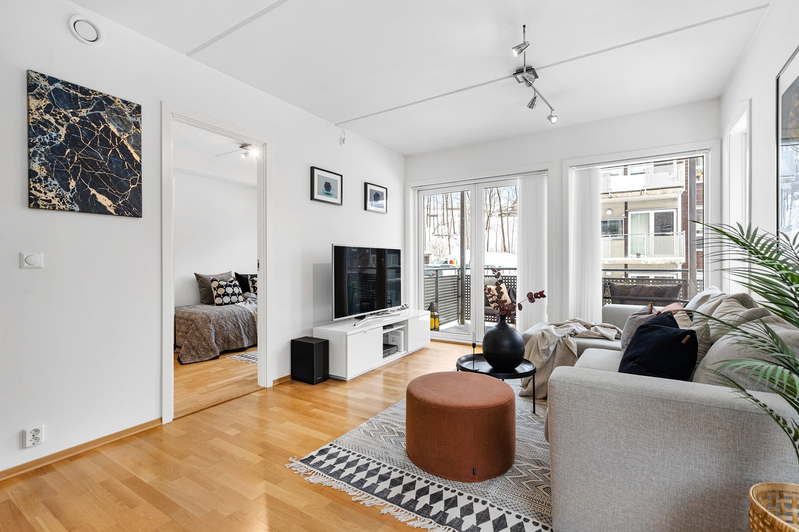 Foran døren til balkongen er det plass til sofa med tv-møblement på motsatt vegg. Galleribilde