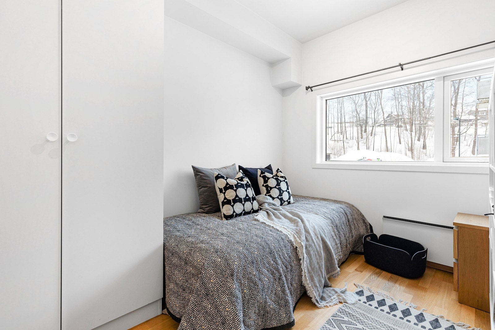 Det andre soverommet ligger ved stuen og er perfekt til barnerom, gjesterom eller kontor. Galleribilde