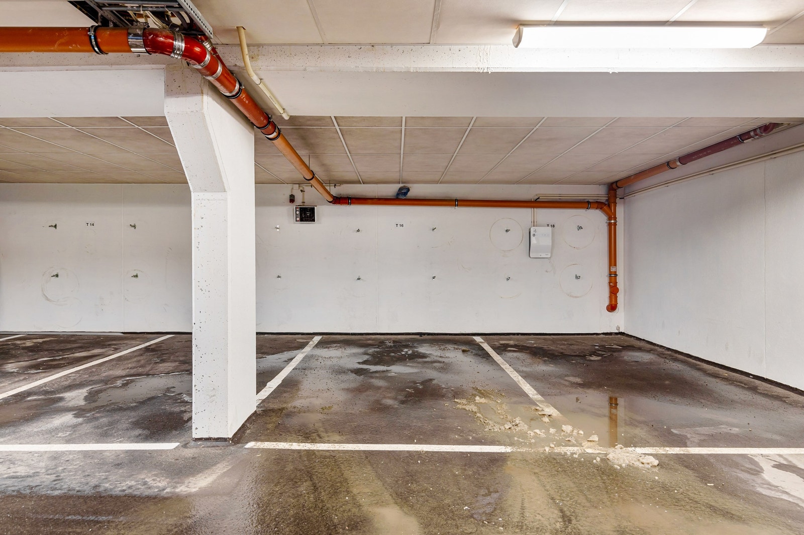 Leiligheten har tinglyst rett til en garasjeplass i U1. Det er enkel adkomst til leiligheten via heis. Utvendig er det gjesteparkering. Galleribilde