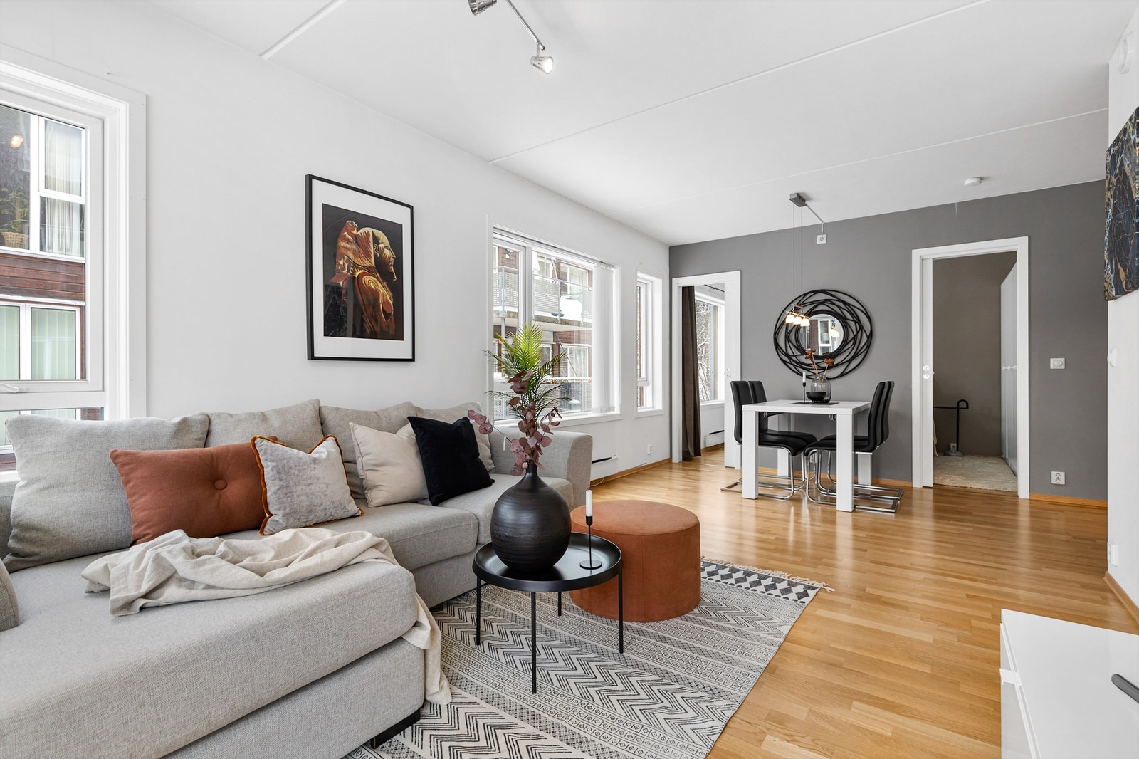 Stue med åpen løsning til spisestue og kjøkken. Galleribilde