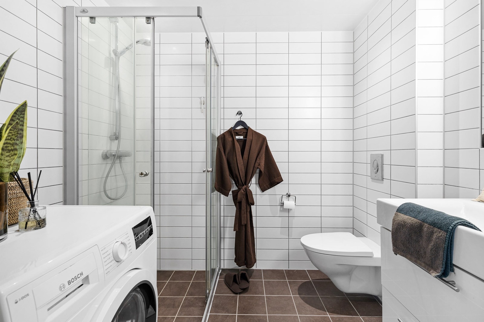 Baderomsmodul fra byggeår i 2010. Flislagt gulv med gulvvarme og flislagte vegger. Galleribilde