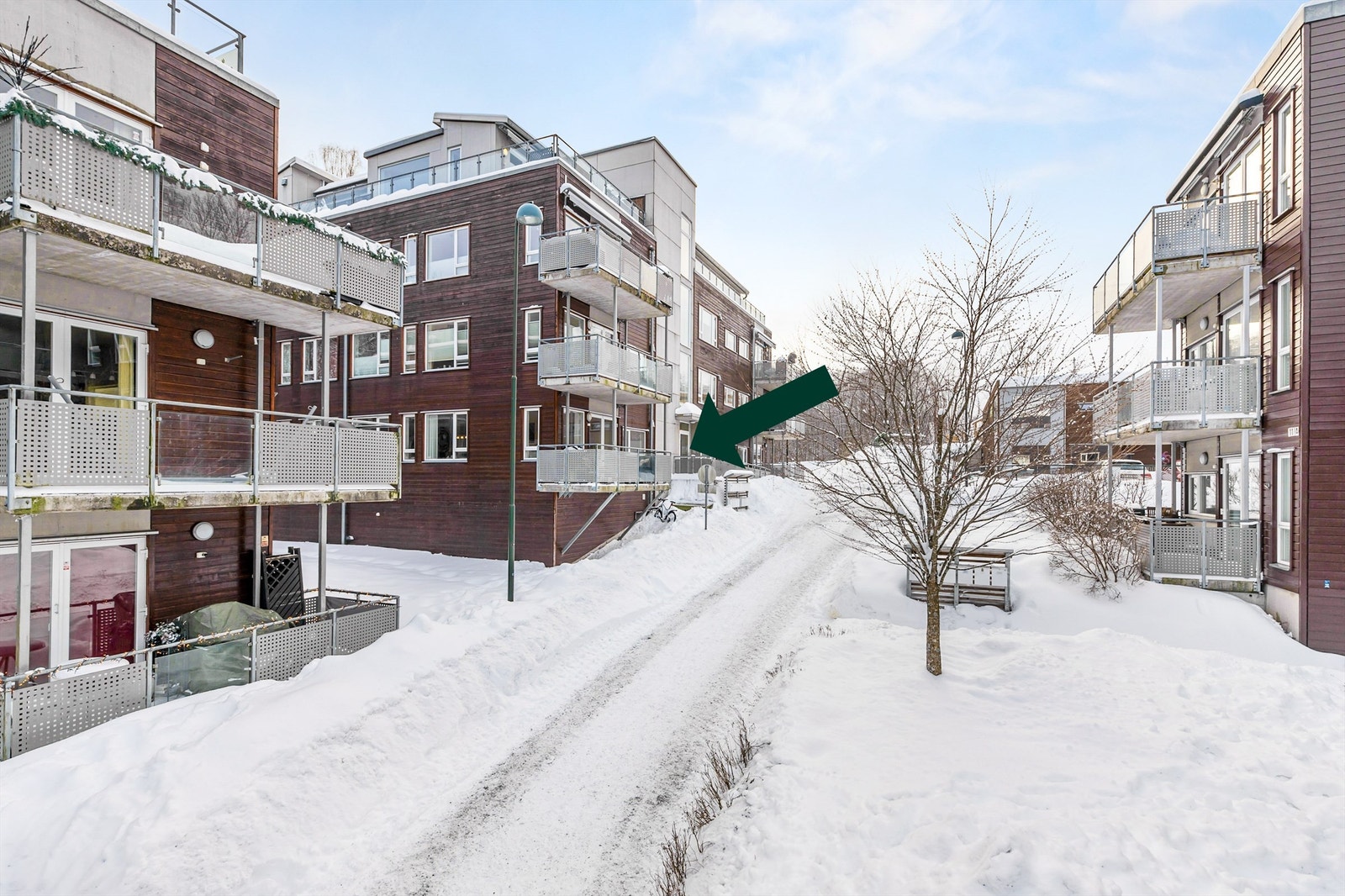 Sameiets tomt er opparbeidet med asfalterte internveier, gressplen, trær, prydbusker og diverse beplantning. Galleribilde