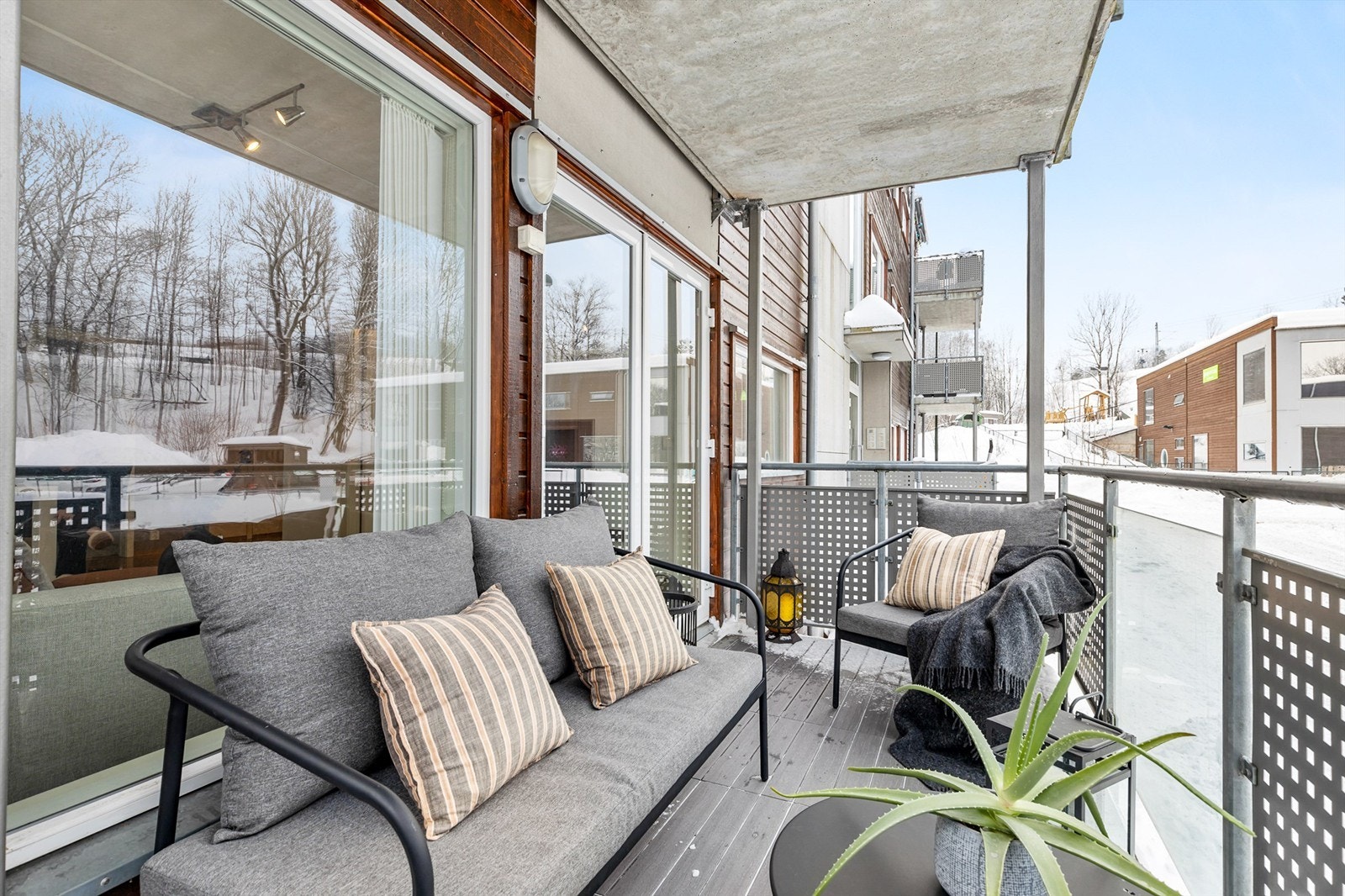 Fra stuen er det utgang til en nordvest-vendt balkong på 8 kvm. Det er sol på balkongen fra rundt kl 16 til 21 midtsommers i følge selger. Galleribilde