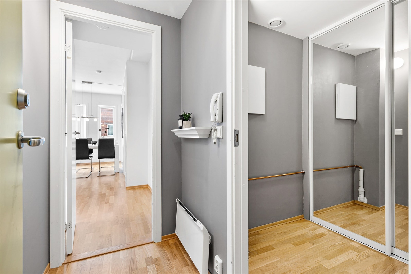 Leiligheten har en entré av god størrelse. Døren mellom entréen og den innvendige boden er tatt ned for å skape en mer åpen løsning. Galleribilde