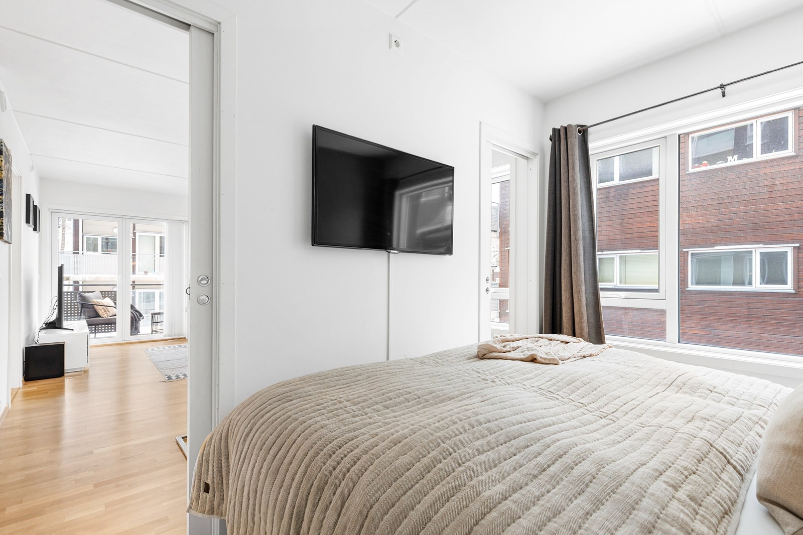 Hovedsoverommet har adkomst fra spisestuen gjennom to skyvedører, med en på hver side av sengen. Galleribilde