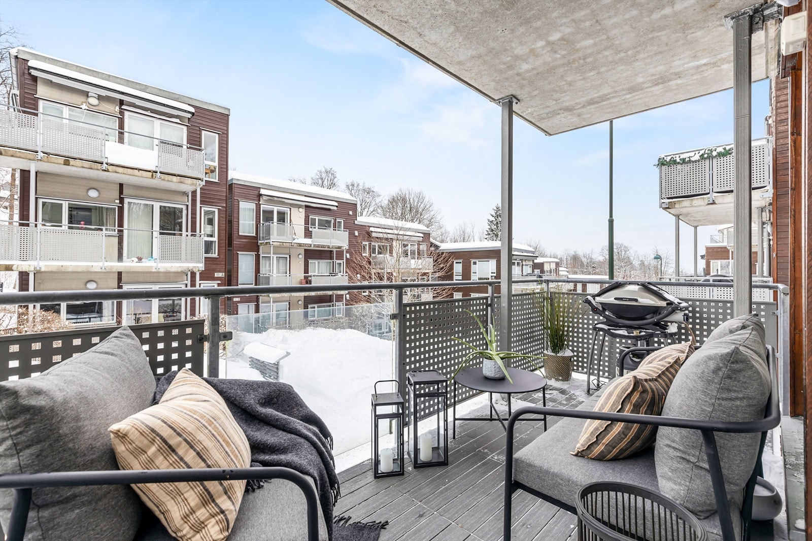 Lys og pen 3-roms hjørneleilighet i høy 1. etasje. Garasjeplass og heis. Umiddelbar nærhet til tog, butikk og barnehage Galleribilde