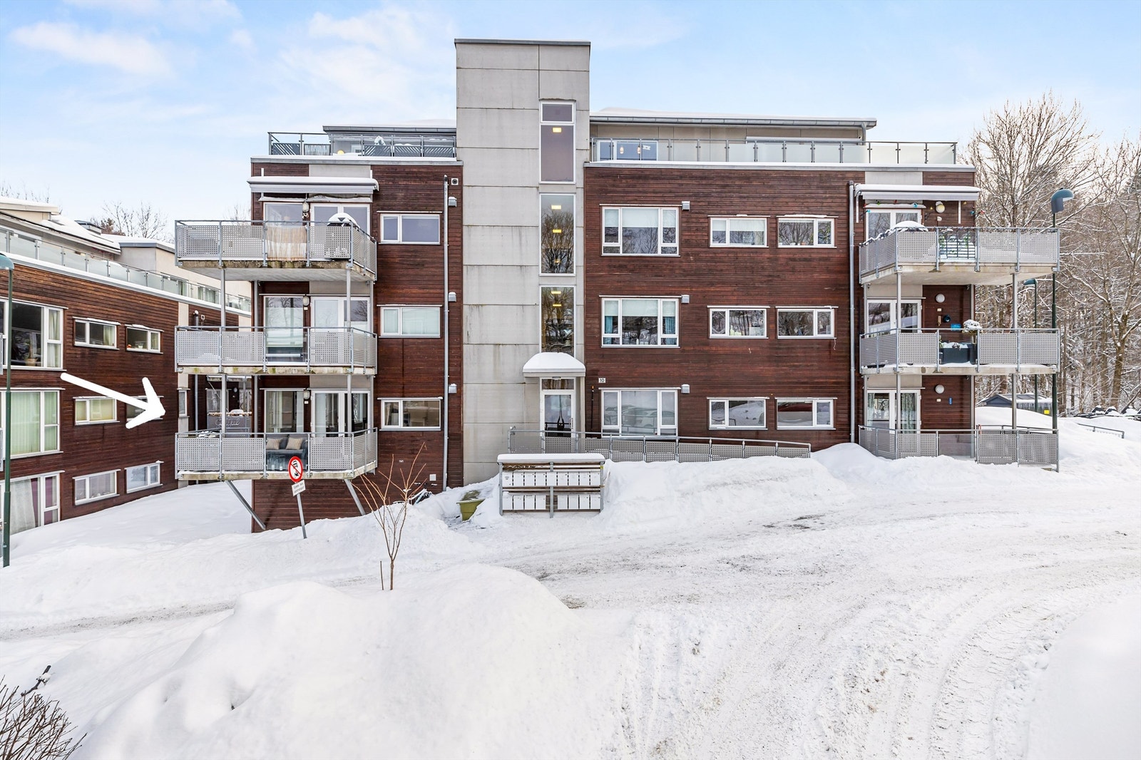 Leiligheten ligger på enden av bygget i en høy 1. etasje. Det er heisadkomst fra garasjen. Galleribilde