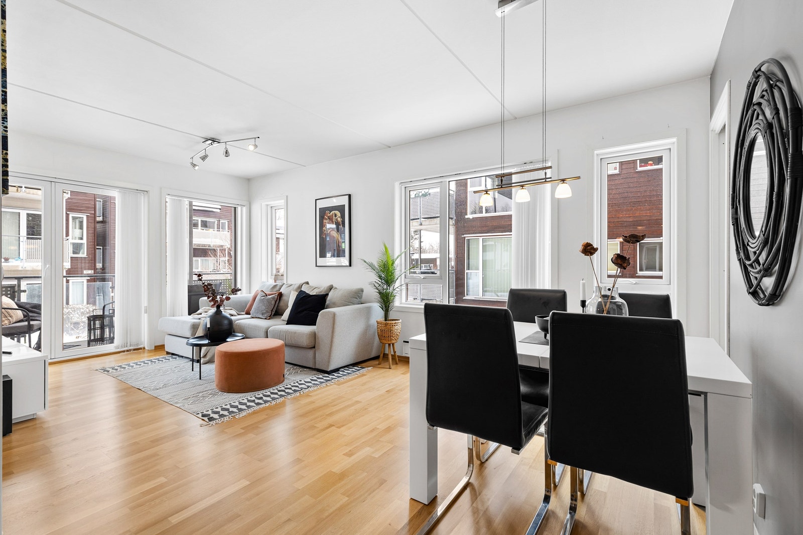 Med beliggenhet på hjørnet av bygget er det godt med lysinnslipp gjennom de mange vinduene. Galleribilde