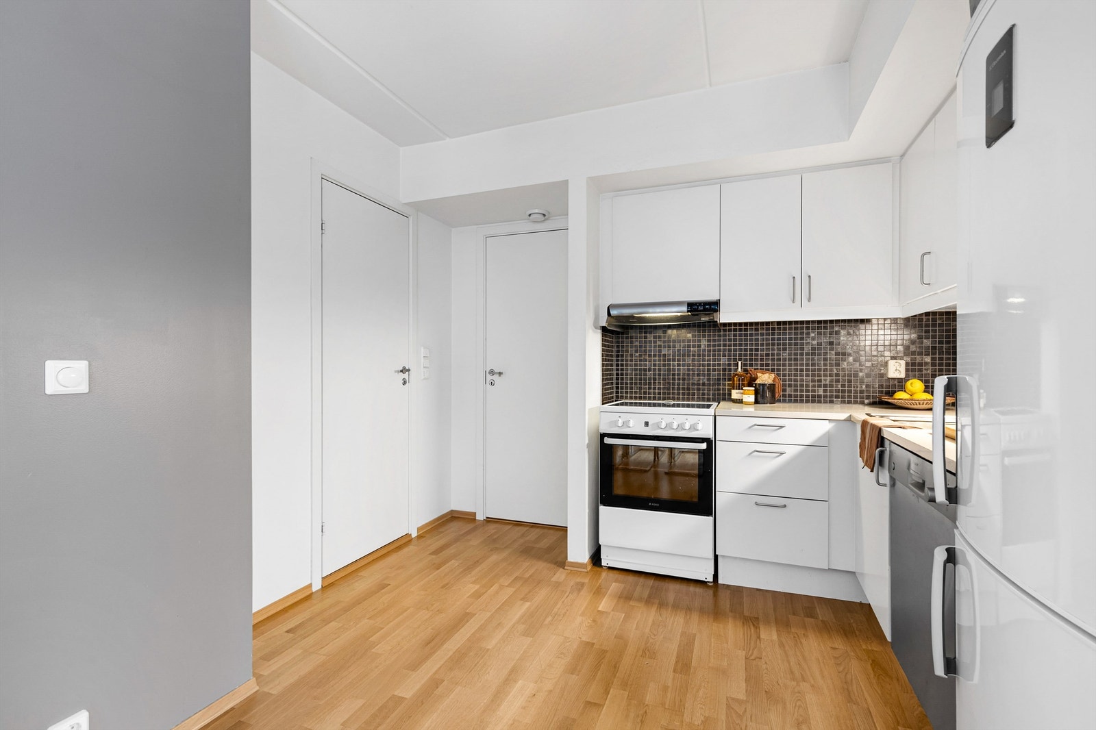 Frittstående hvitevarer med kjøleskap med frysedel, komfyr med keramisk platetopp og oppvaskmaskin medfølger ved salg. Galleribilde