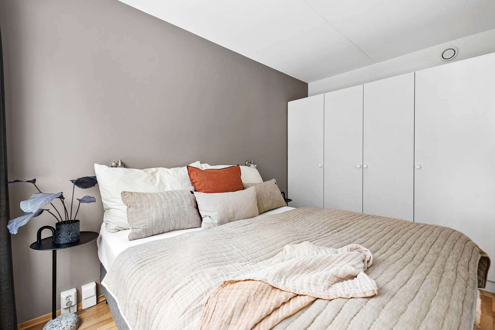 Langs den ene veggen er det garderobeskap til oppbevaring. Galleribilde