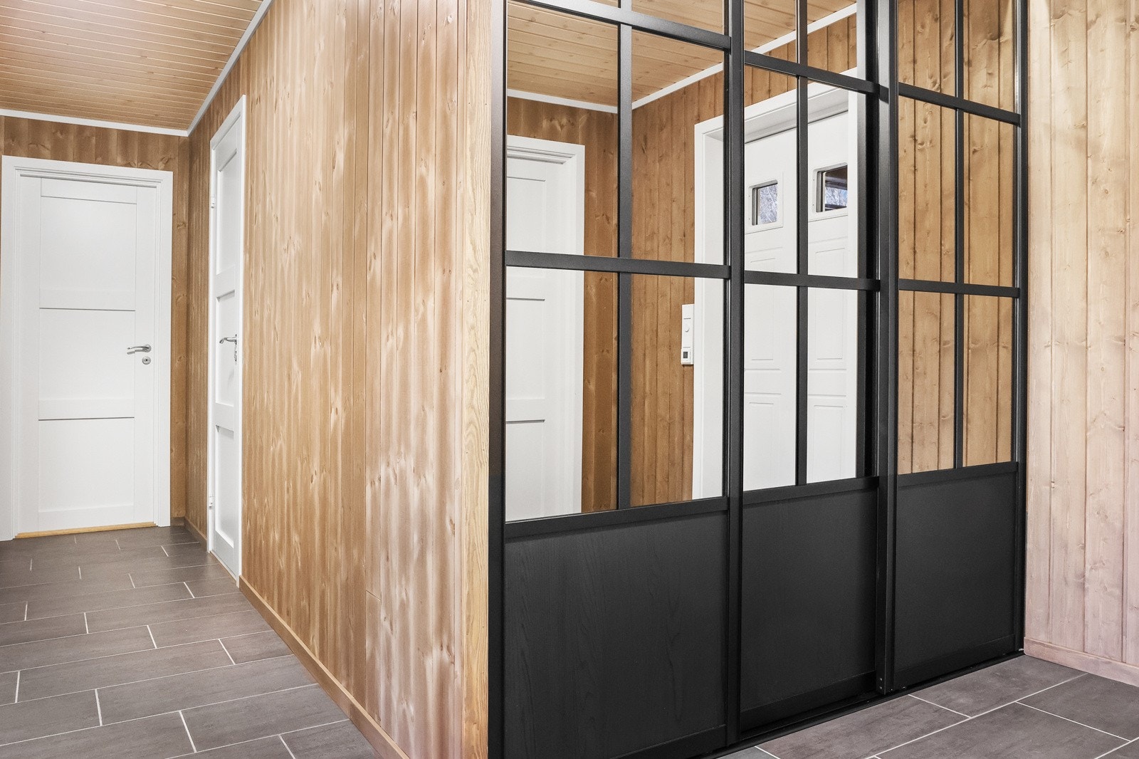 Lekker entr`e med garderobe og flislagt gulv med gulvvarme Galleribilde