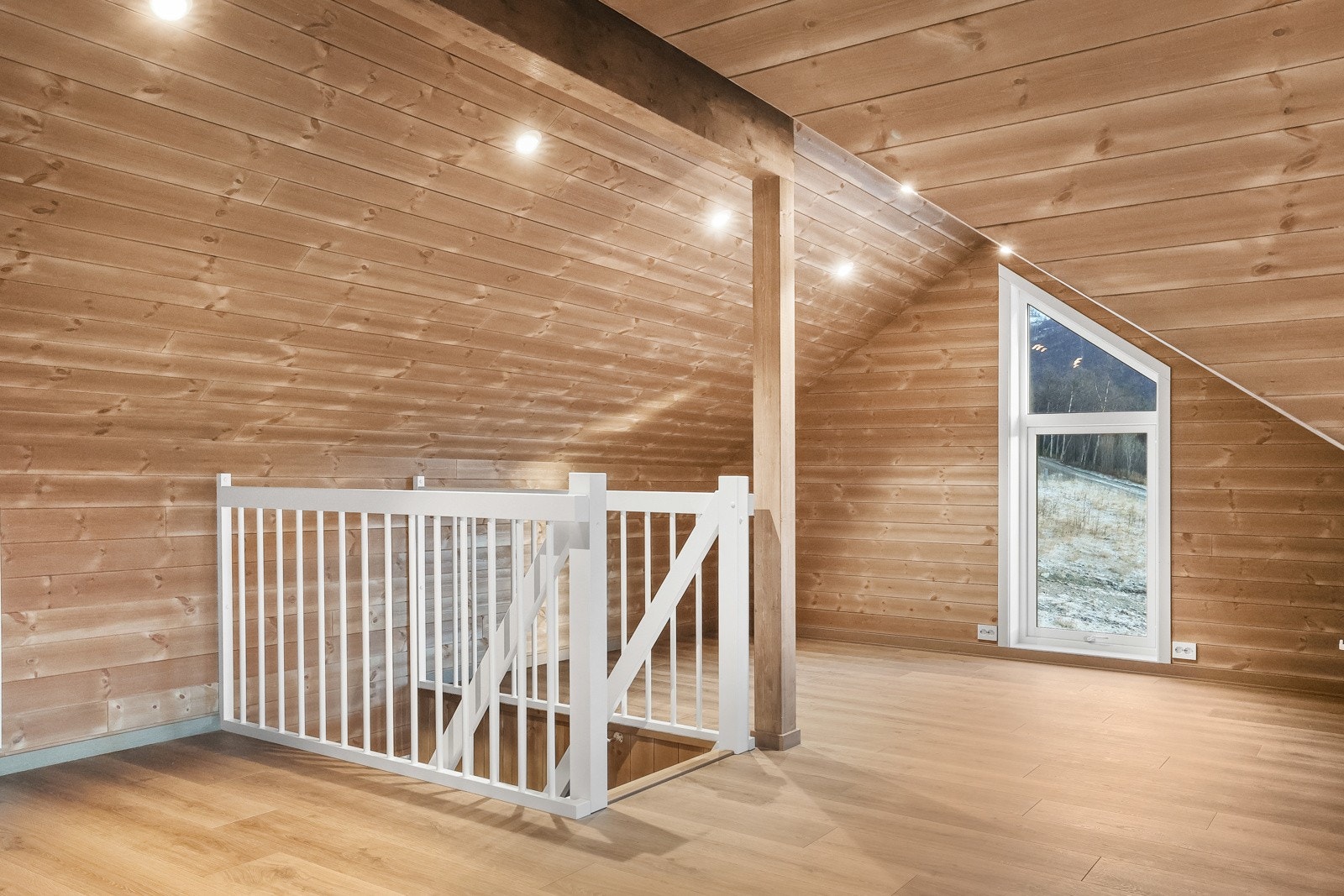 Downlights i tak i loftstua Galleribilde