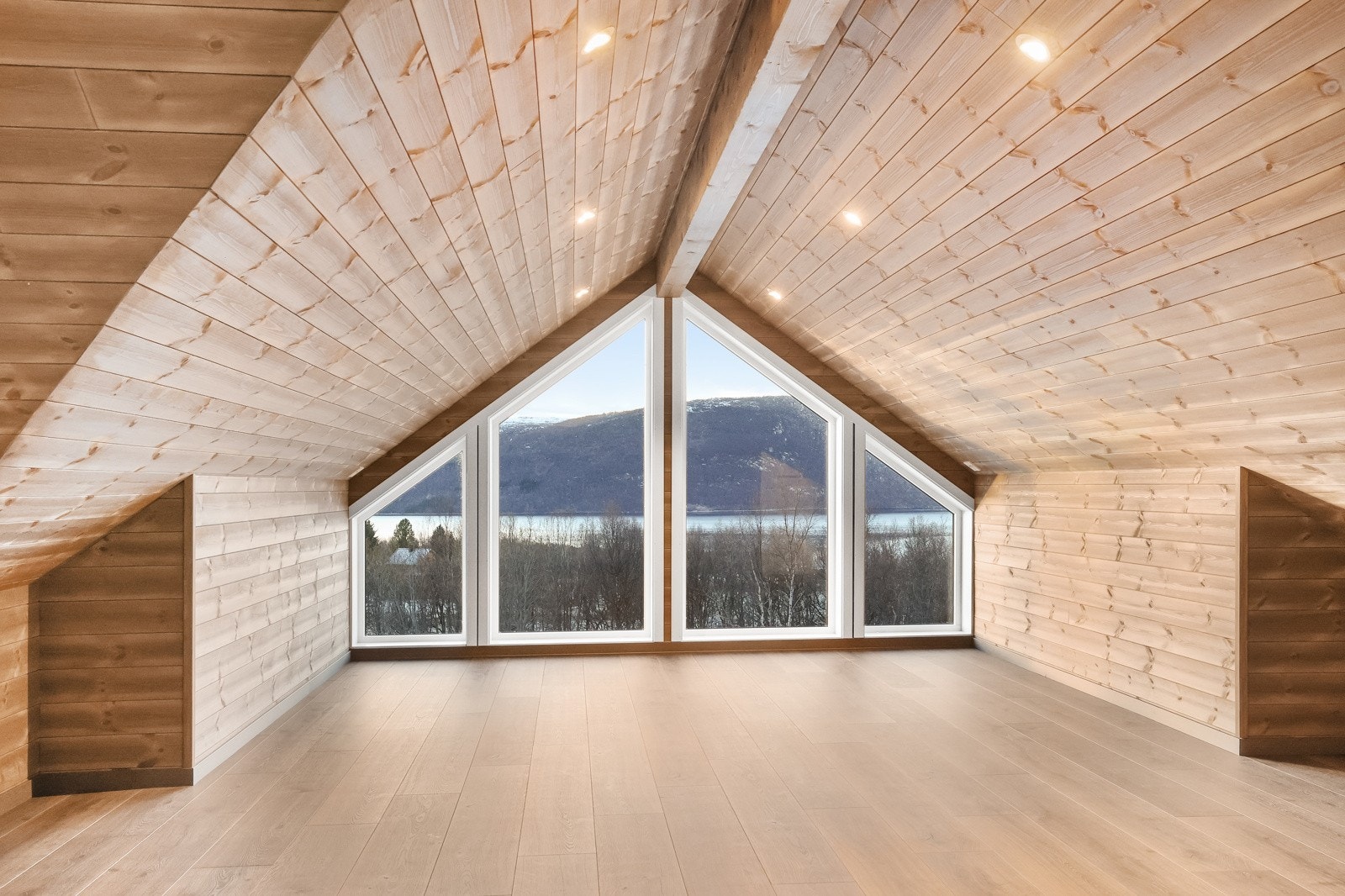 Loftstue med store vindusflater Galleribilde