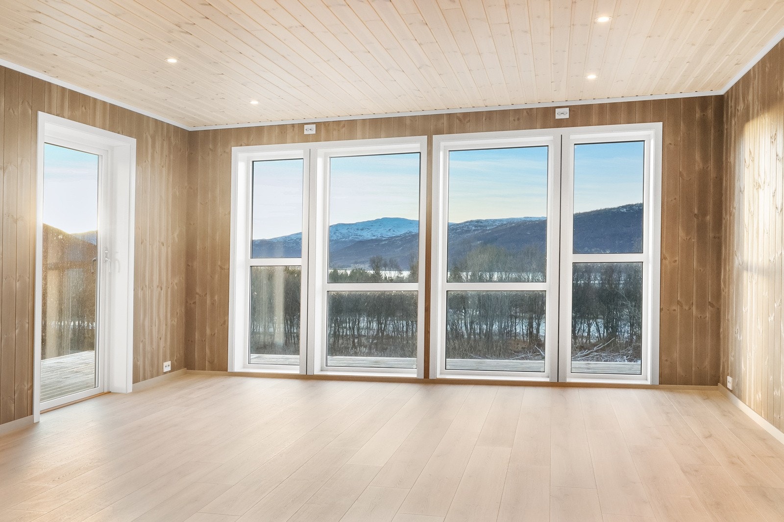 Store vindusflater i stue Galleribilde