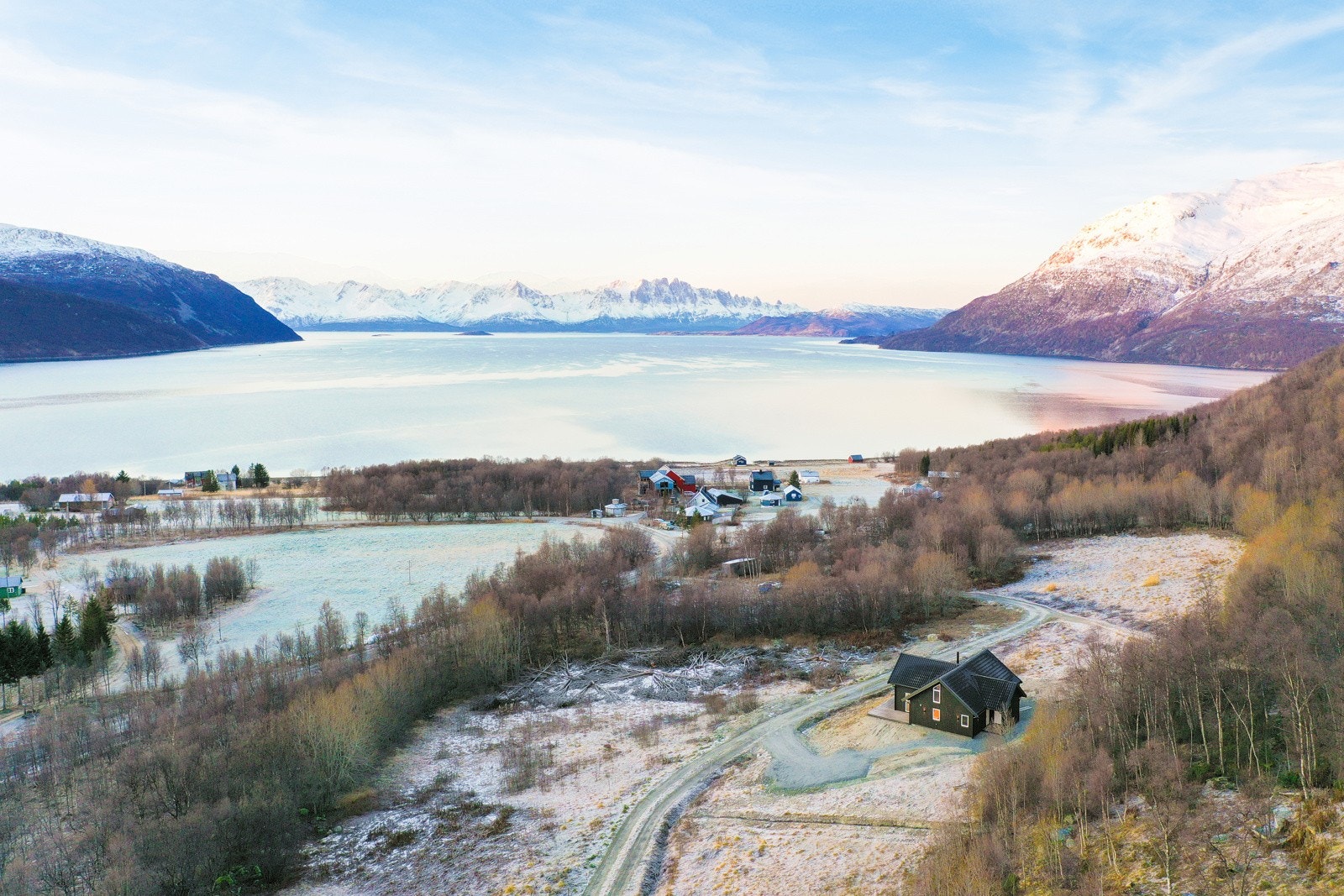 Hytta ligger i et hyttefelt kort vei fra sjøen. Galleribilde