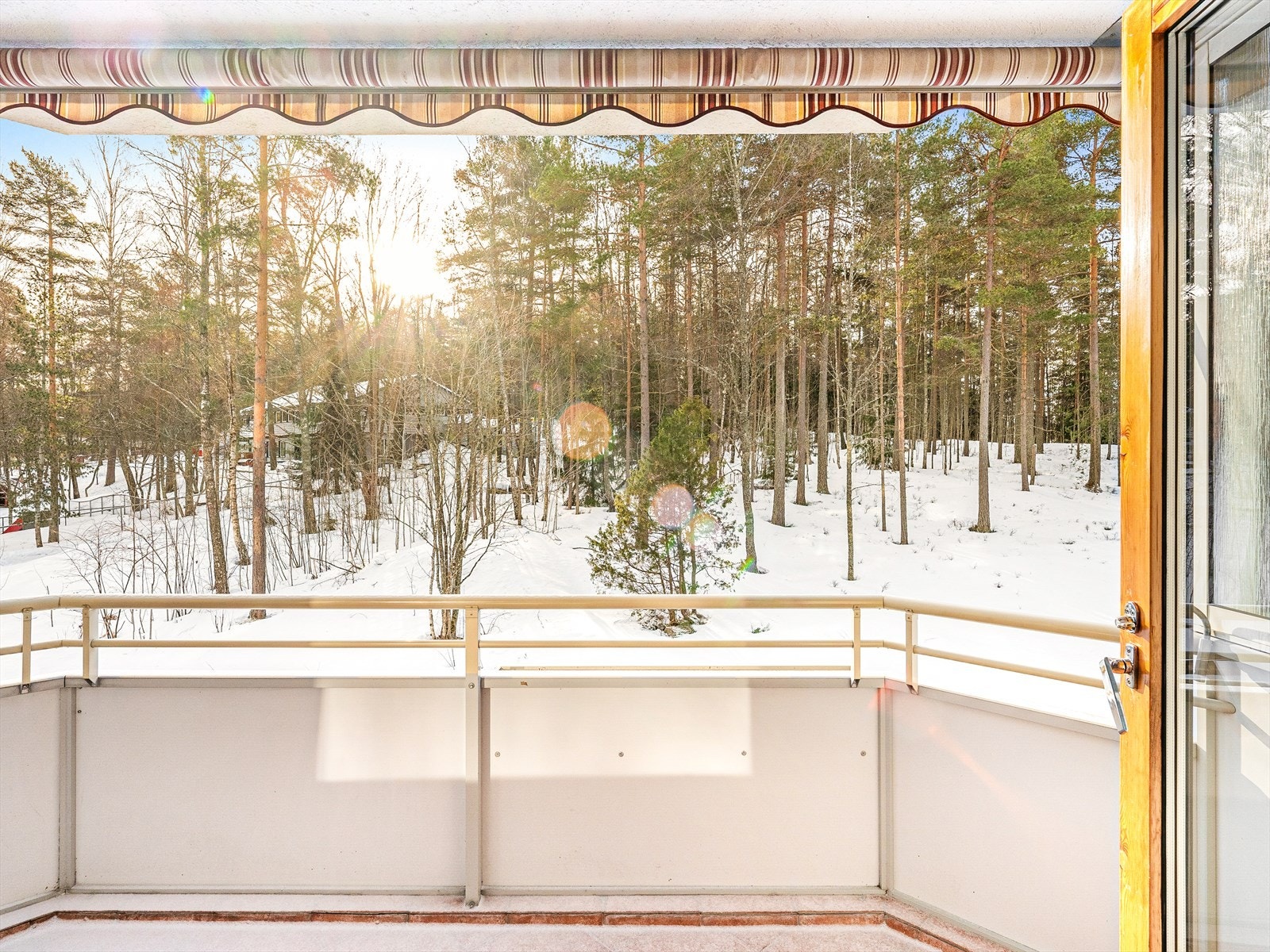 Usjenert sydvendt balkong. Galleribilde