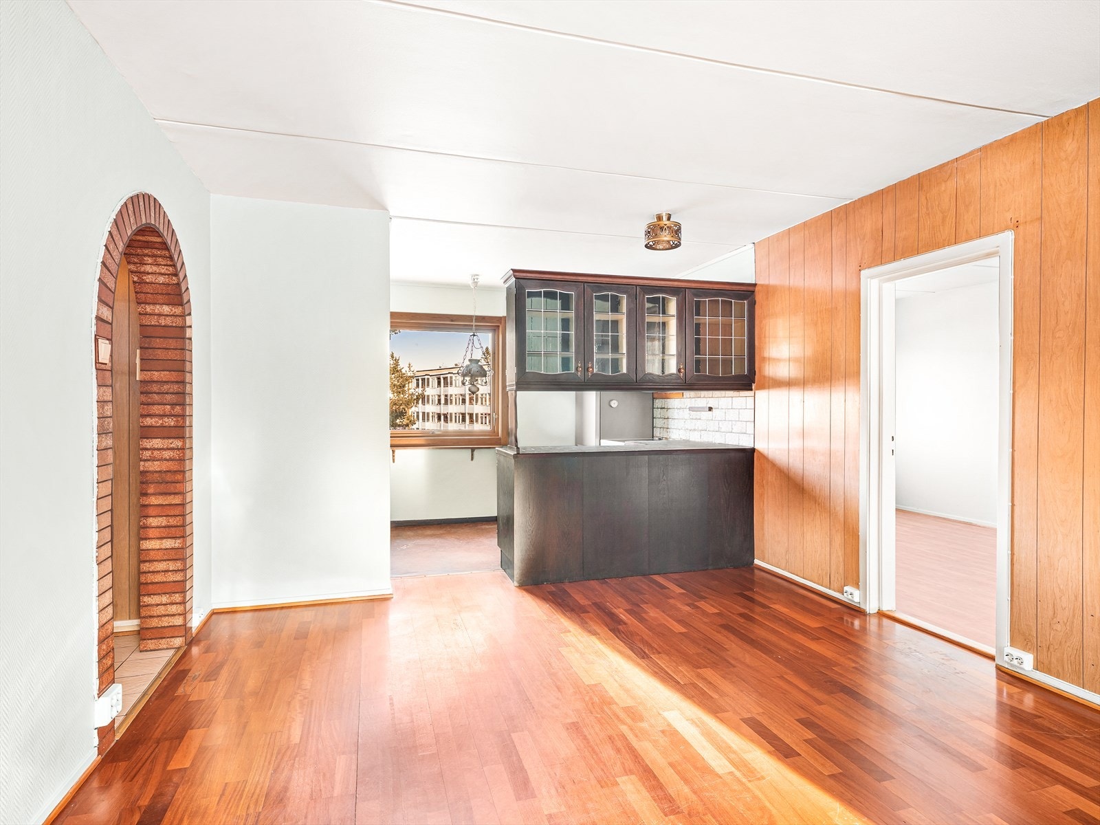 Den åpne løsningen mellom kjøkken og stue gjør at det blir gode lysforhold i leiligheten. Galleribilde